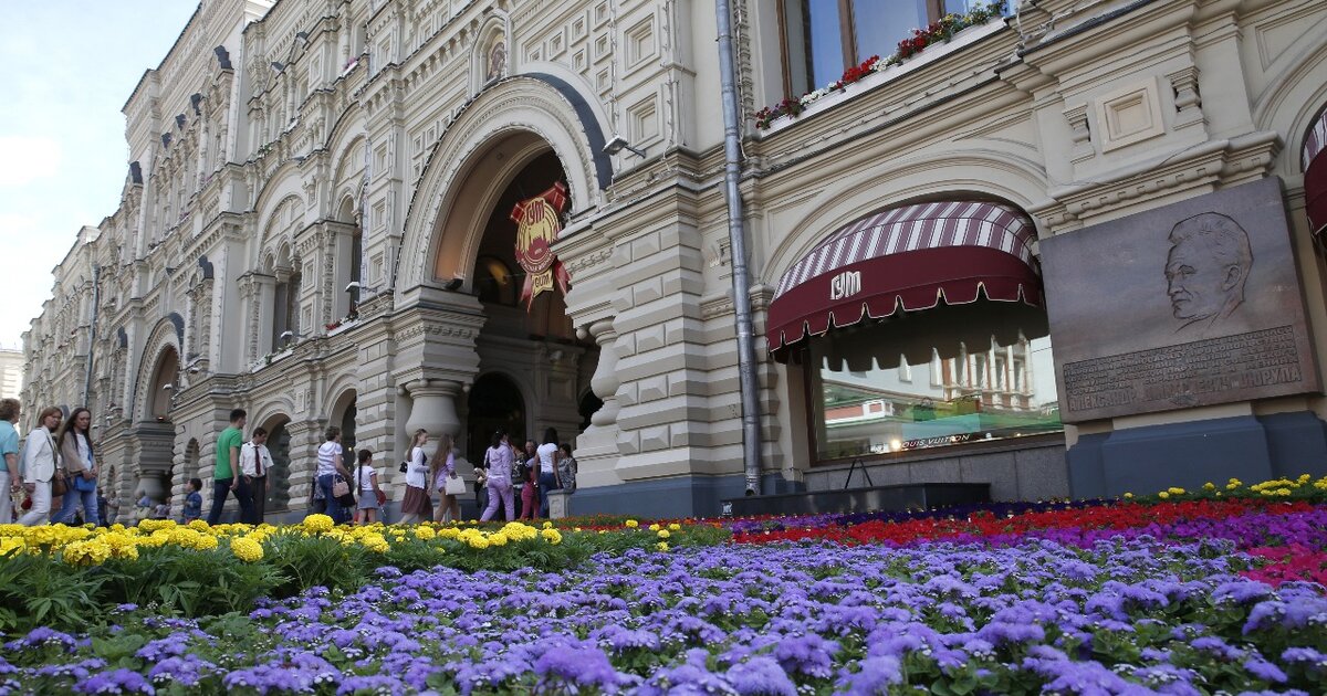 Москва выходит. Деревья в Москве у гума на красной площади. Деревья возле гума. Деревья в ГУМЕ. Улица на красной площади около гума.