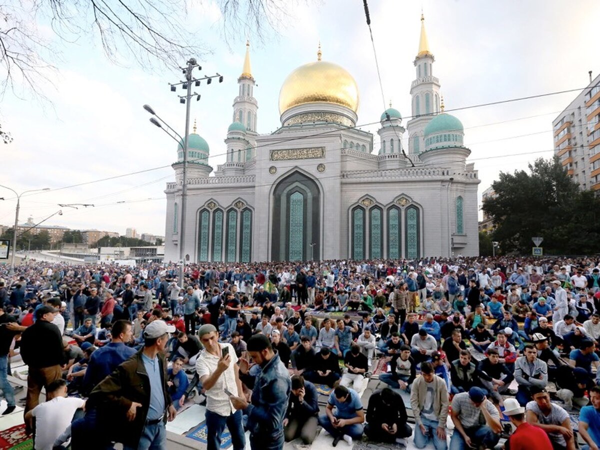 Тысячи верующих собрались у Московской соборной мечети в Курбан-байрам –  Москва 24, 21.08.2018