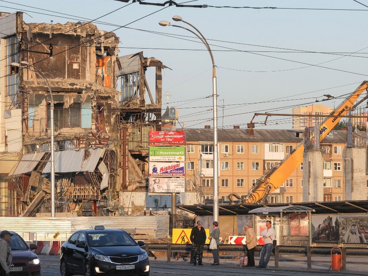 В Кемерове снесли здание ТЦ 