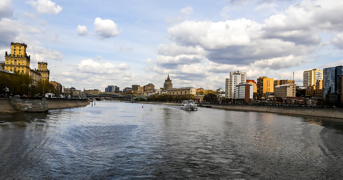 Архангельское Москва река. Адмирал речка Москва. Берег Москвы реки. Правый берег Москвы реки.