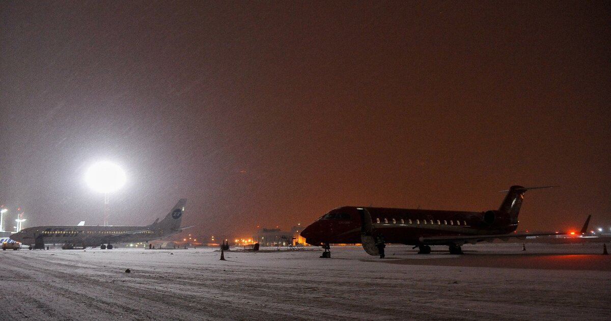 Самолеты москва волгоград внуково. Аэропорт Внуково. Самолет Волгоград Москва. Аэропорт Внуково вид сверху. Самолет Челны Москва.