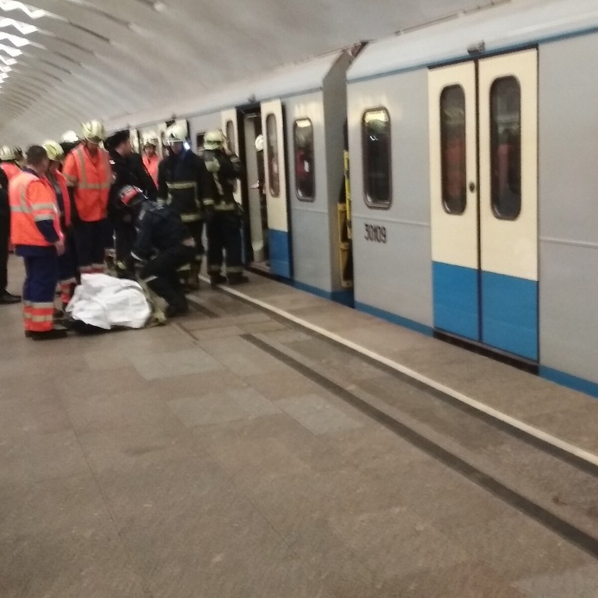 Подросток погиб под колесами поезда на станции метро 