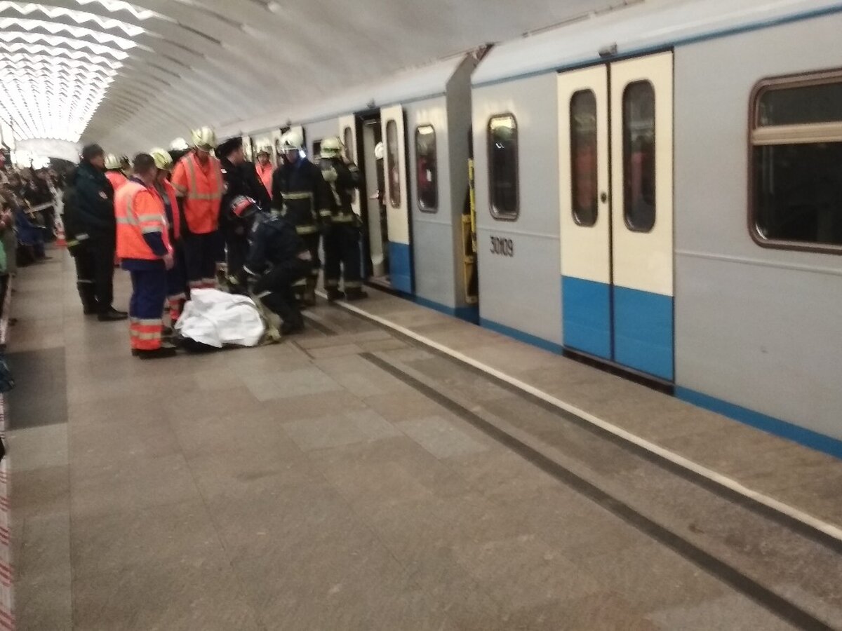 Подросток погиб под колесами поезда на станции метро 