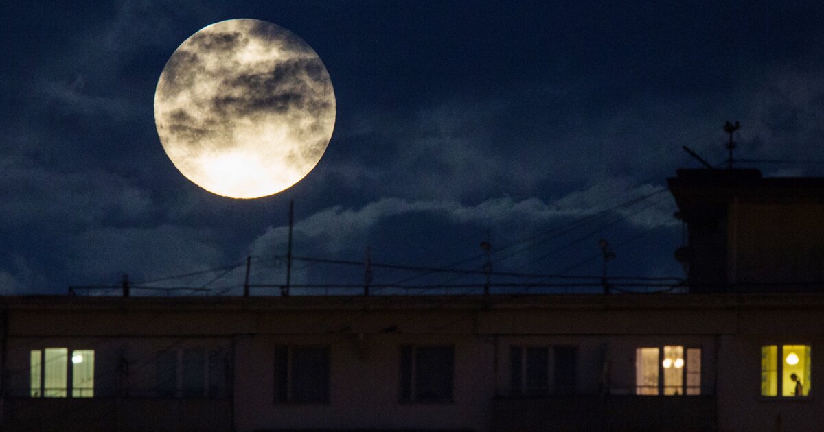 Полная Луна в окне. Полная Луна над городом Россия. Полнолуние сегодня в Москве фото. Полнолуние в Москве ночью фото.