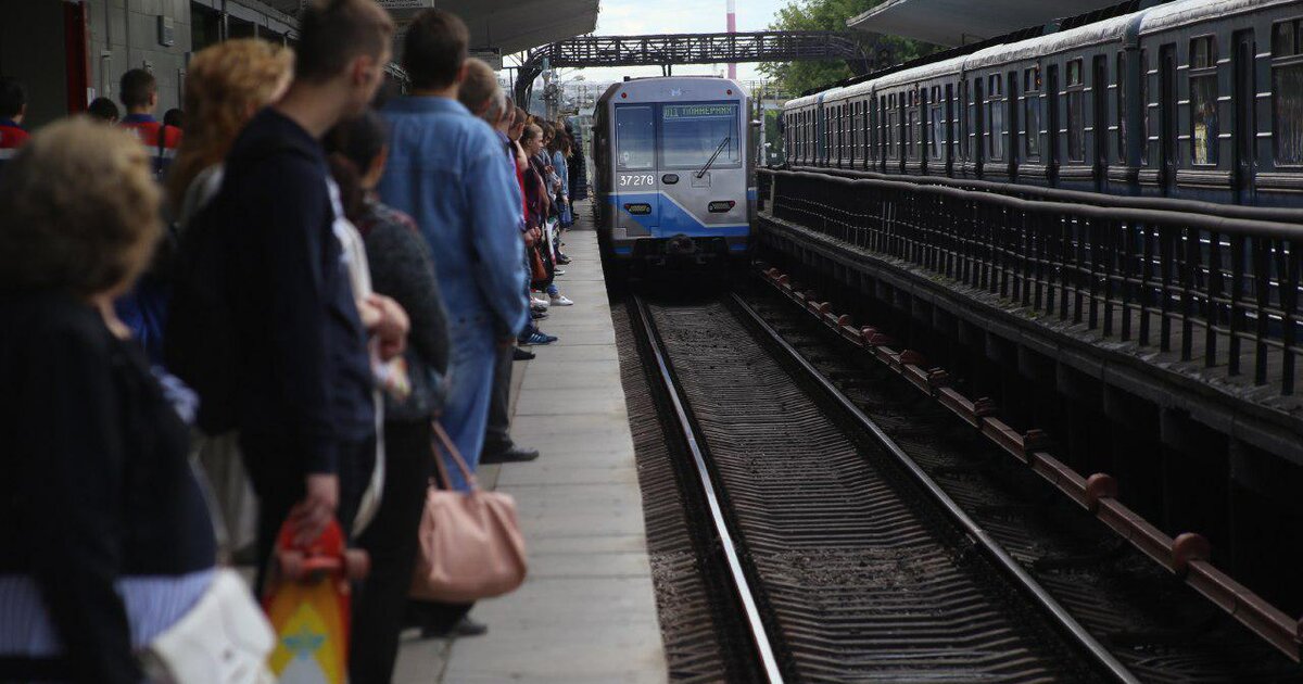 Метро выхино. Станция метро Выхино. Станция Выхино Москва. Московский метрополитен станция Выхино. Платформа метро Выхино.