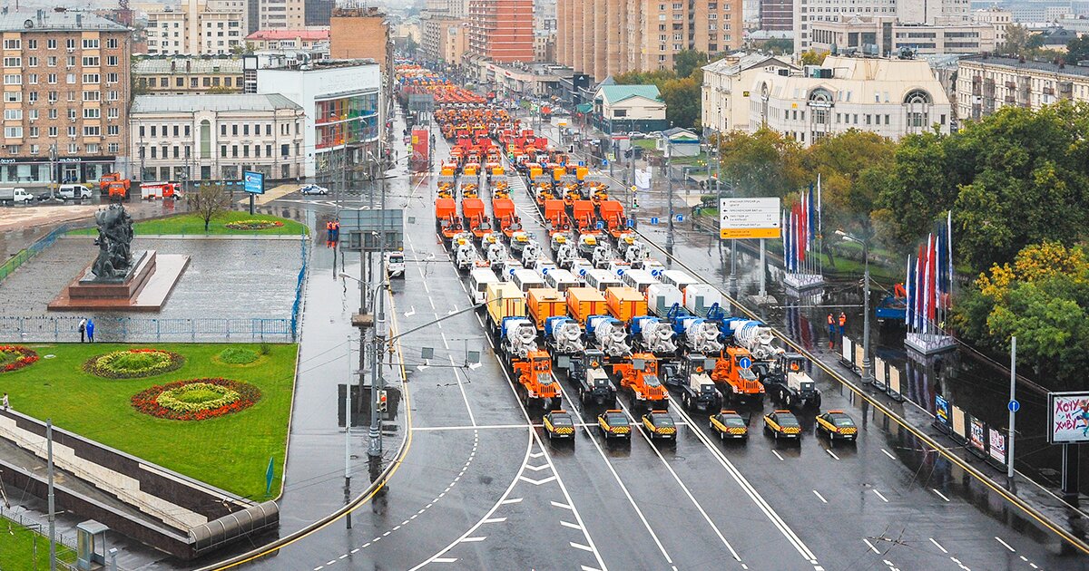 Департамент движения москвы. Парад техники. Парад техники в Киеве. Городская техника Европа. Городские службы Москвы.