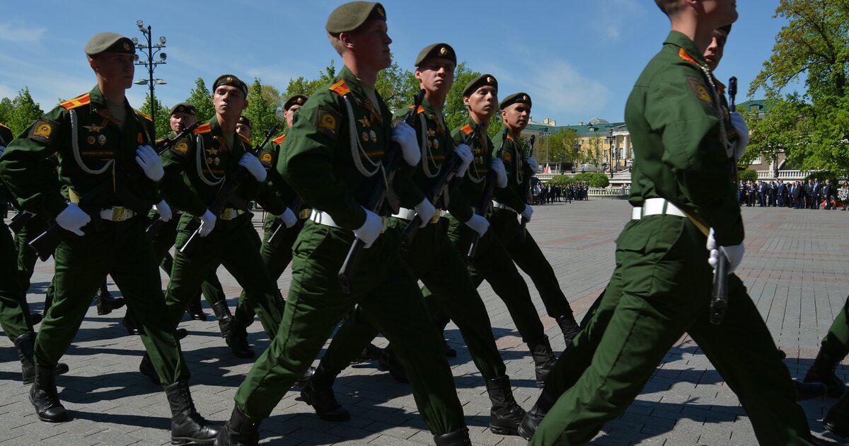 Какие праздники у военных в августе. Комбат и рядовой.