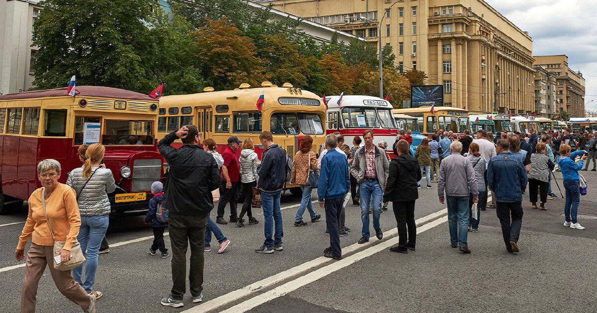 Праздник московского транспорта. День Московского транспорта. Парад трамваев в Москве. People ground Transportation Moscow.