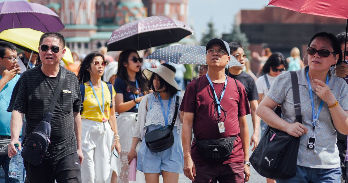 Жители каких. Туристы в Москве. Китайские туристы в Москве. Китайцы в Москве. Группа туристов в Москве.