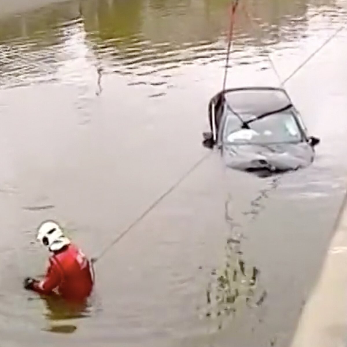 Водитель выжил после падения машины в реку – Москва 24, 01.08.2019