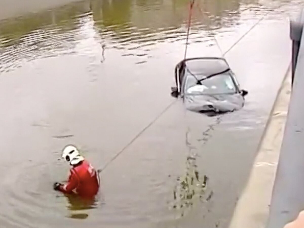 Водитель выжил после падения машины в реку – Москва 24, 01.08.2019