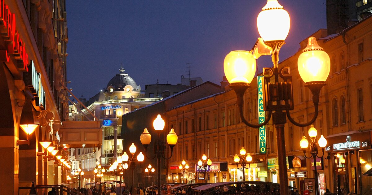 Облик улиц. Ночной Арбат Москва. Старый Арбат ночью Москва. Улица Арбат Москва вечером. Арбат в Москве ночью.