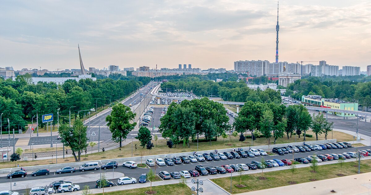 Москва ниже. Панорама Москвы с человеческого роста. Проспект мира 123б крыша. Смотровая площадка просп мира 123б. Здание около ВДНХ С крышей -взлетной.