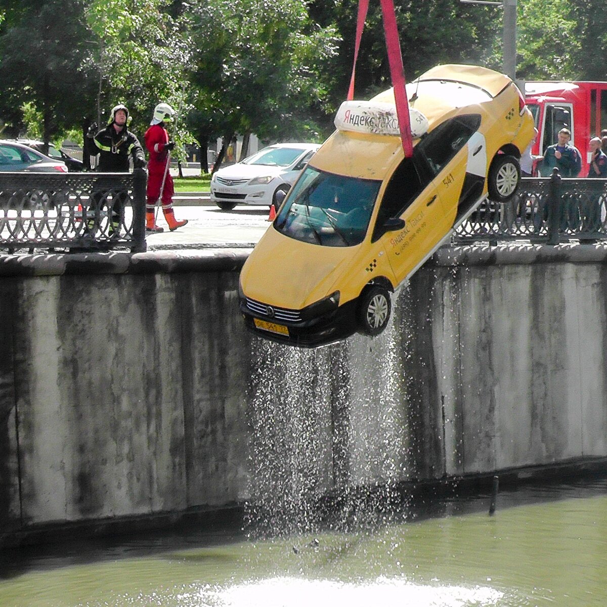 Такси упало в реку в районе Костомаровской набережной – Москва 24,  06.07.2019