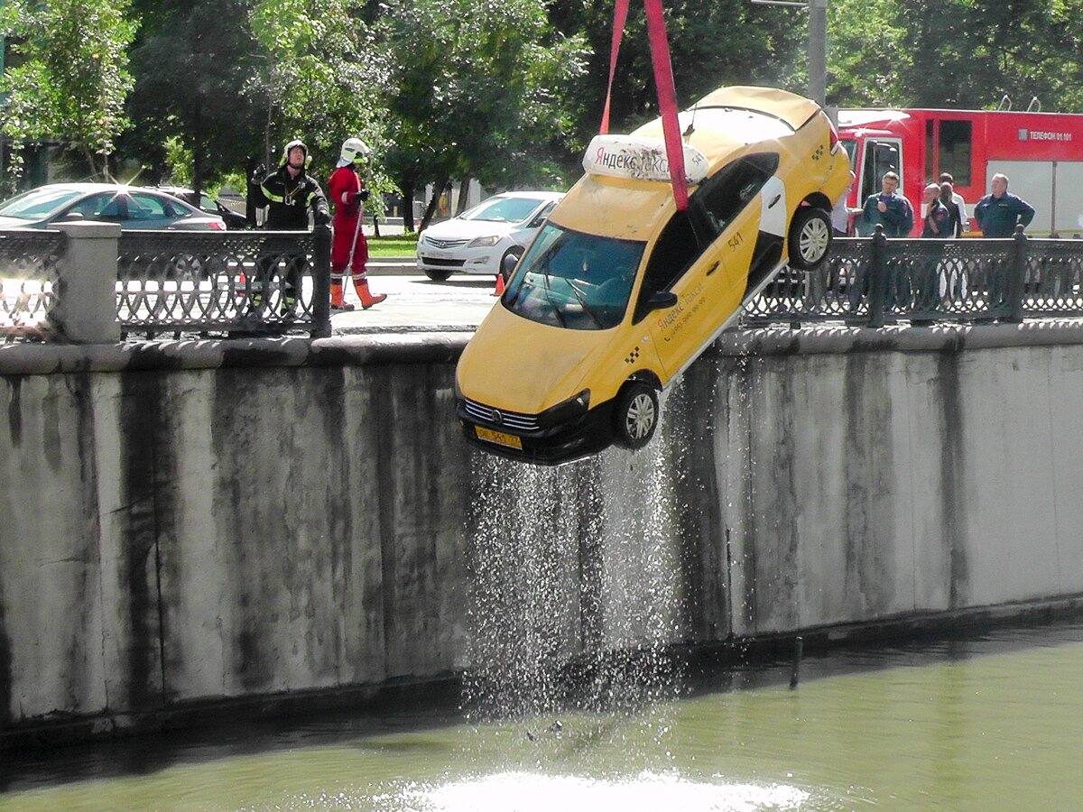 Такси упало в реку в районе Костомаровской набережной – Москва 24,  06.07.2019