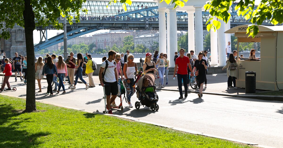 Люди в Москве летом