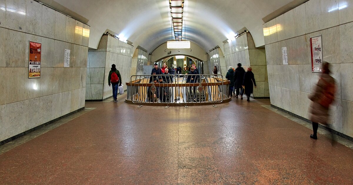 Метро лубянка. Станция метро Лубянка. Станция Лубянка Москва. Метро Лубянка вестибюль. Московский метрополитен станция Лубянка.