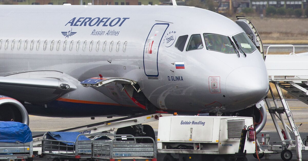 Шереметьево superjet 100. SSJ-100 самолет Аэрофлот. Сухой Суперджет 100 аэропорт. Суперджет 100 самолет фото в аэропорту. Машина SSJ 100 В Шереметьеве фото.