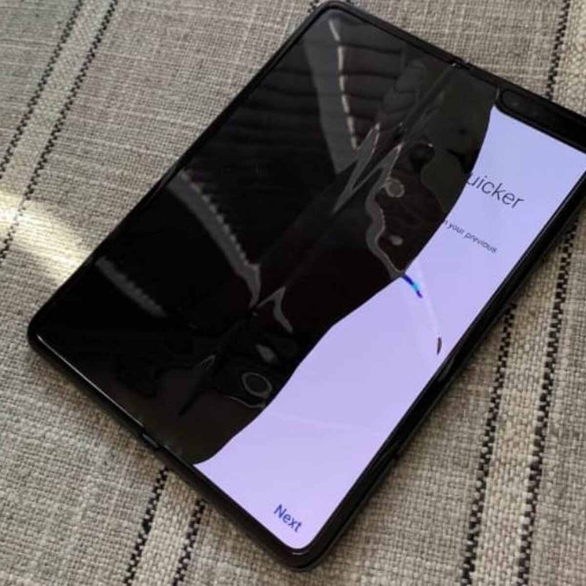 Galaxy Fold со складным экраном сломался уже на второй день использования –  Москва 24, 18.04.2019