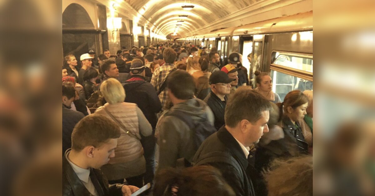 Москва задержка электричек сегодня. Поезда на синей ветке в Москве. Еду по синей ветке. Что случилось в метро сегодня Арбатско Покровской. Исторический поезд на синей ветке.