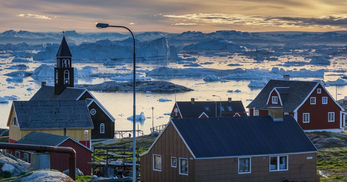 Расстояние до гренландии. Гренландия улицы. Гренландия Маяк. Ilulissat Icefjord Centre. Fox Gronland.