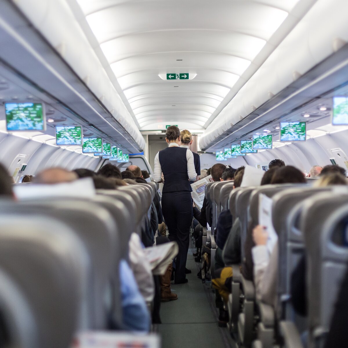 Почему в самолете нужно выключать телефон: основные причины