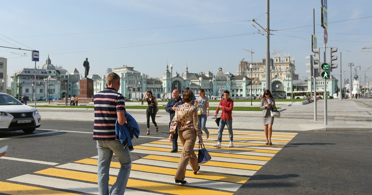 Поменяй москва. Фотосессия на зебре пешеходной. Пешеходы в Москве. Зебры в городе. Желтая разметка в пешеходной зоне.