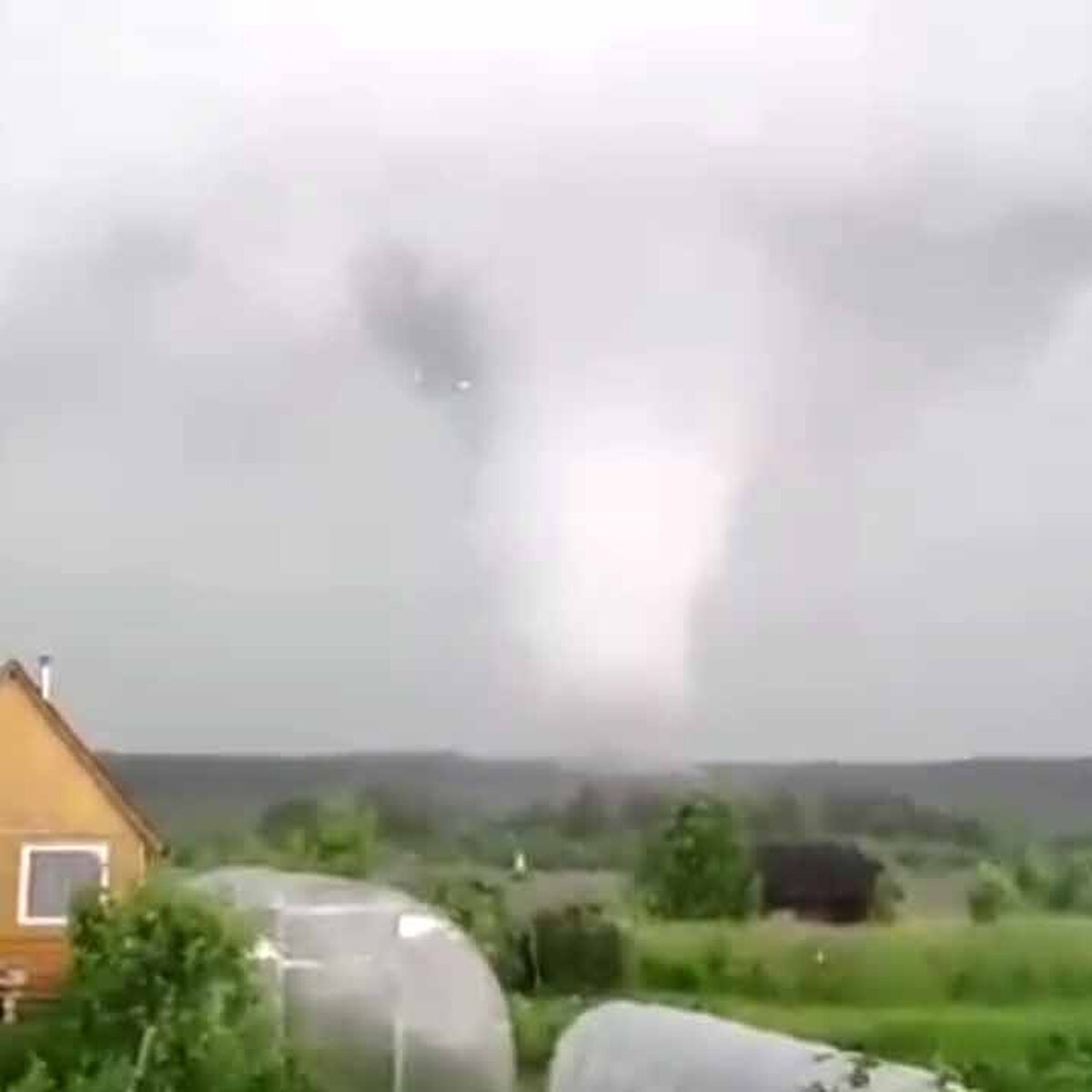 Гигантский торнадо в Вологодской области попал на видео – Москва 24,  28.06.2020