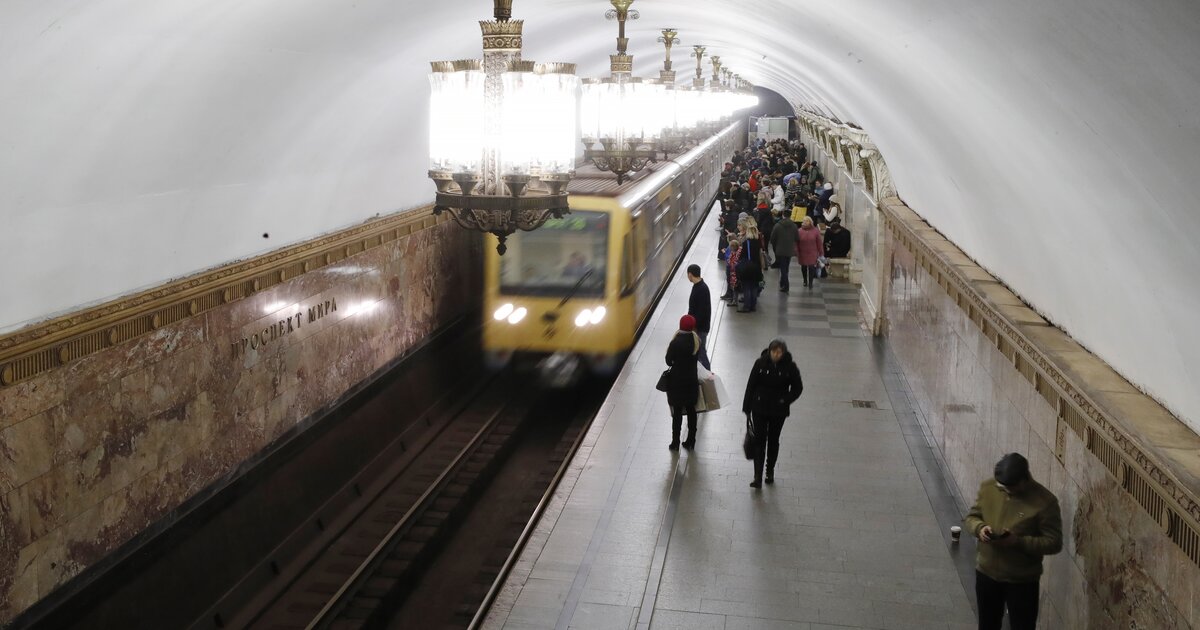 Что нашли в метро. Факты о Московском метро. Кольцевая линия метро Копенгаген. Двое в метро. Мужчины в Московском метро.