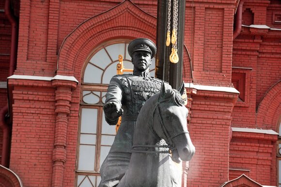 Памятник маршалу жукову в москве на красной площади фото