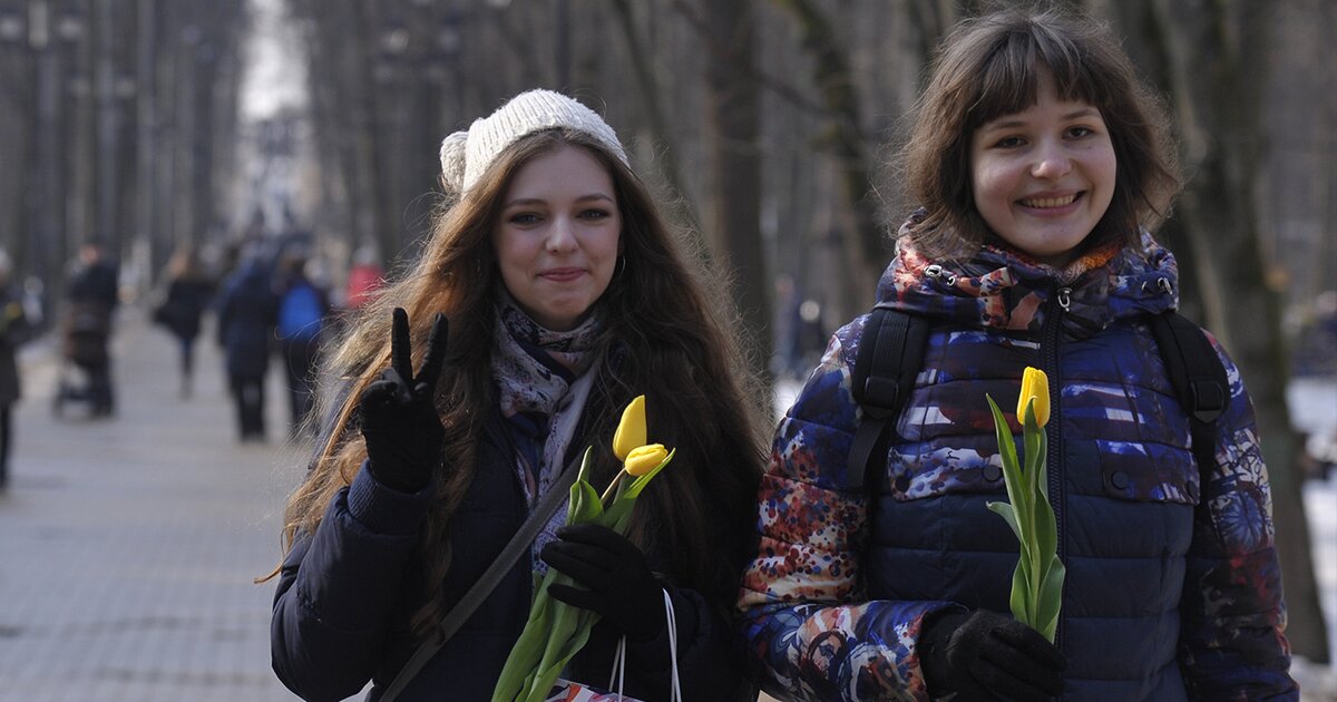 Сегодня ходила. Женщина в марте на улице. Девушка марта Москва. Москва апрель 2020. Москва в середине марта.