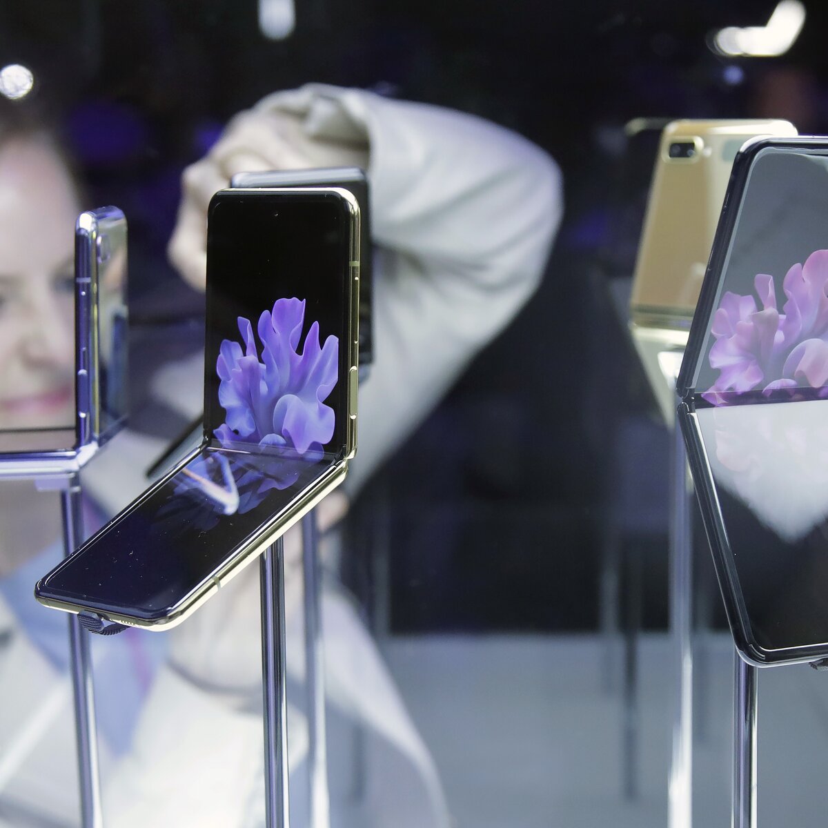 Samsung представила складной смартфон Galaxy Z Flip – Москва 24, 12.02.2020