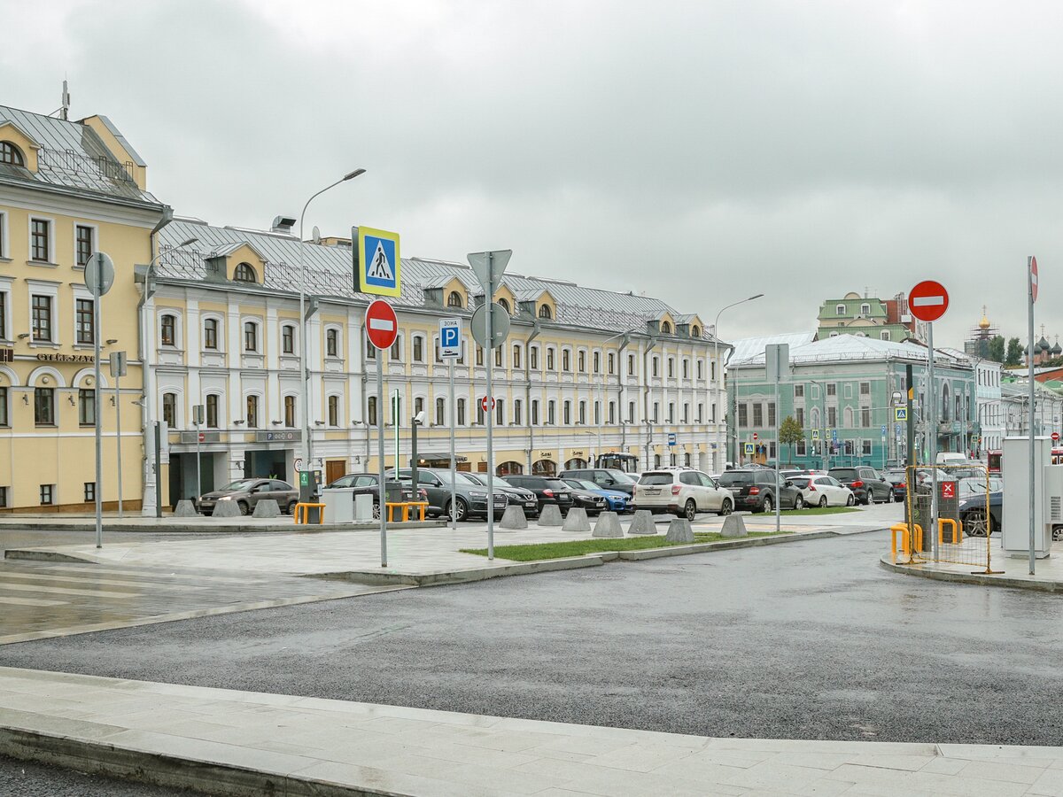 Парковки у станции метро 