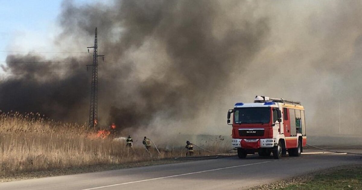 Пожар западный ростов на дону. Ландшафтный пожар. Тушение пожара Ростов. Пожар в Зимовниках Ростовской области вчера. Пожар на левом берегу Ростов.