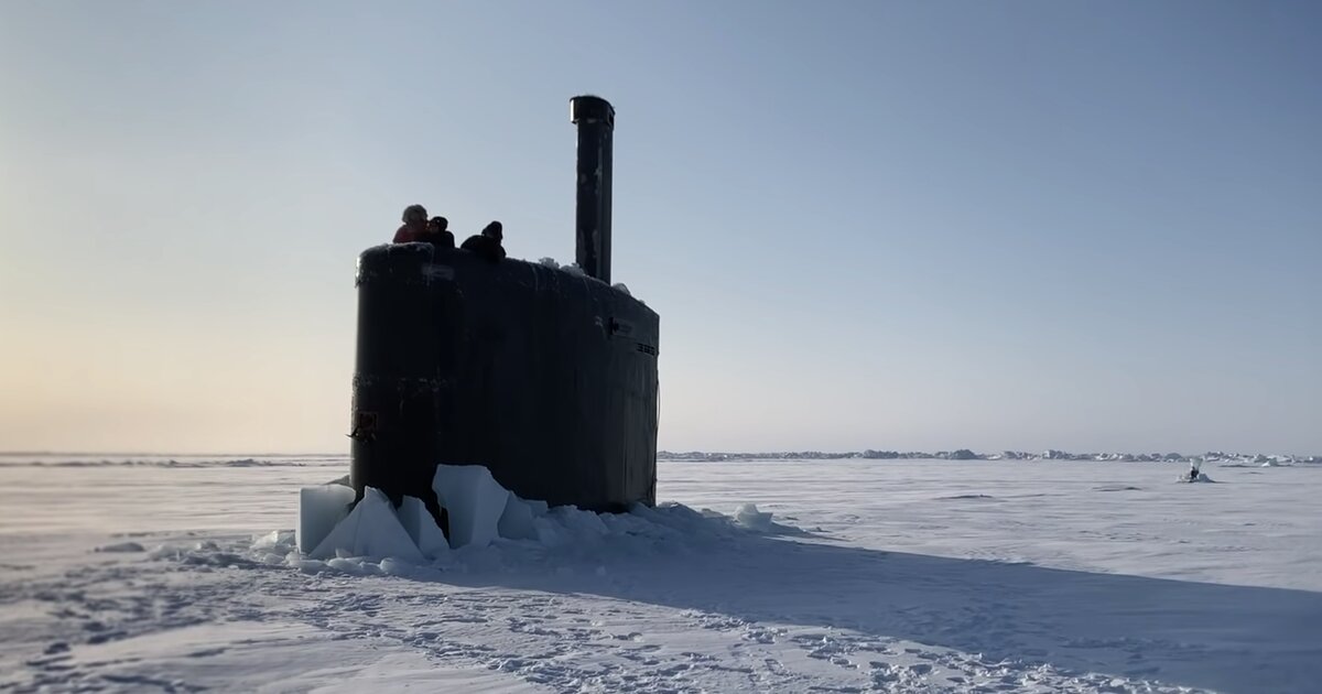 Всплытие подводной лодки в арктических льдах