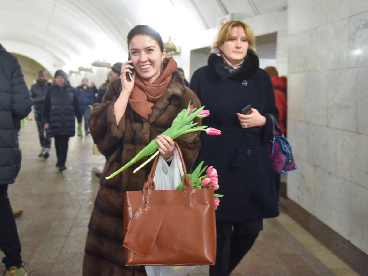 Полицейские УВД на метрополитене подарили цветы женщинам-пассажирам –  Москва 24, 07.03.2020