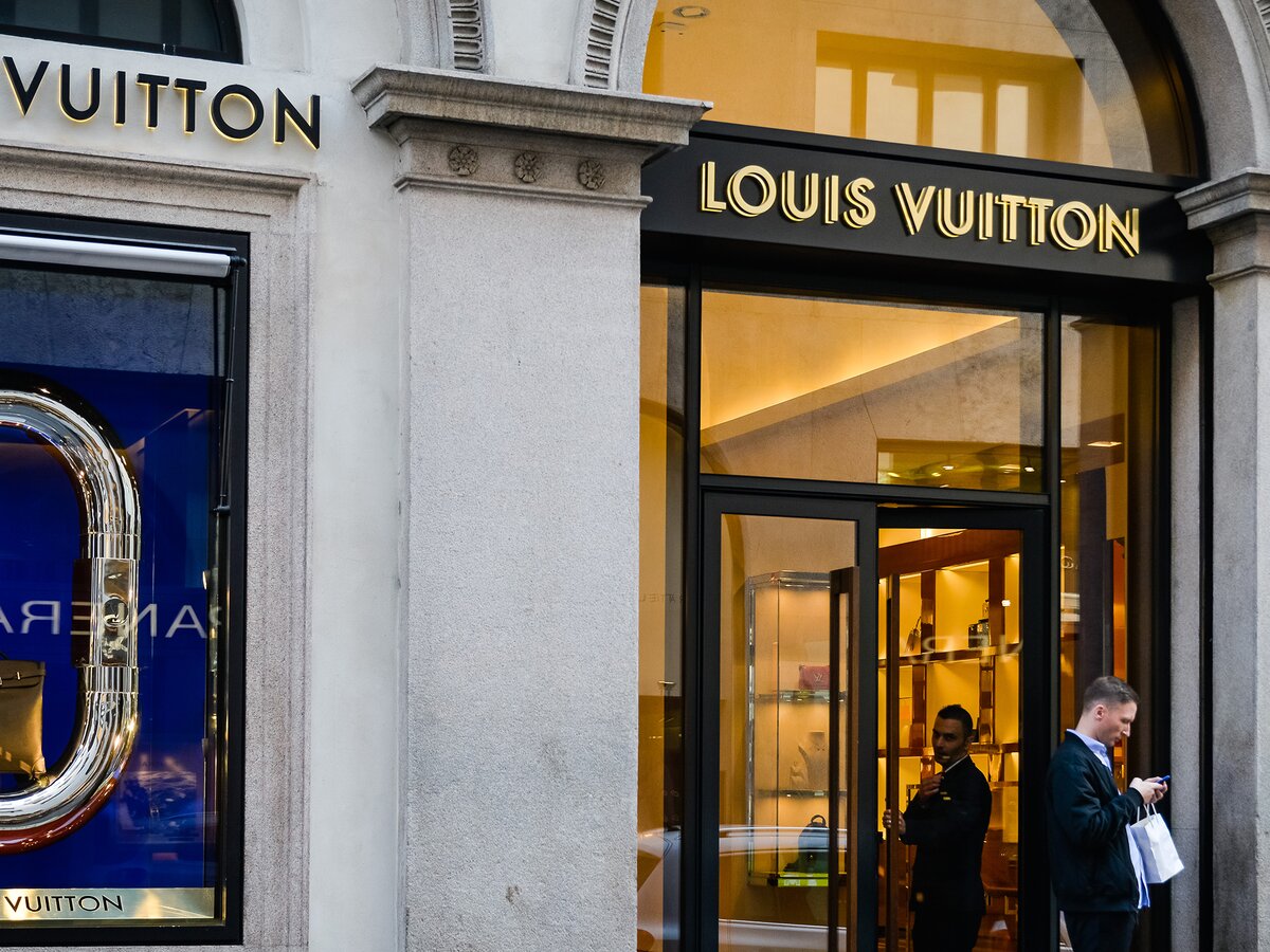 Историк моды прокомментировал скандал вокруг розыгрыша сумок Louis Vuitton  – Москва 24, 14.07.2020