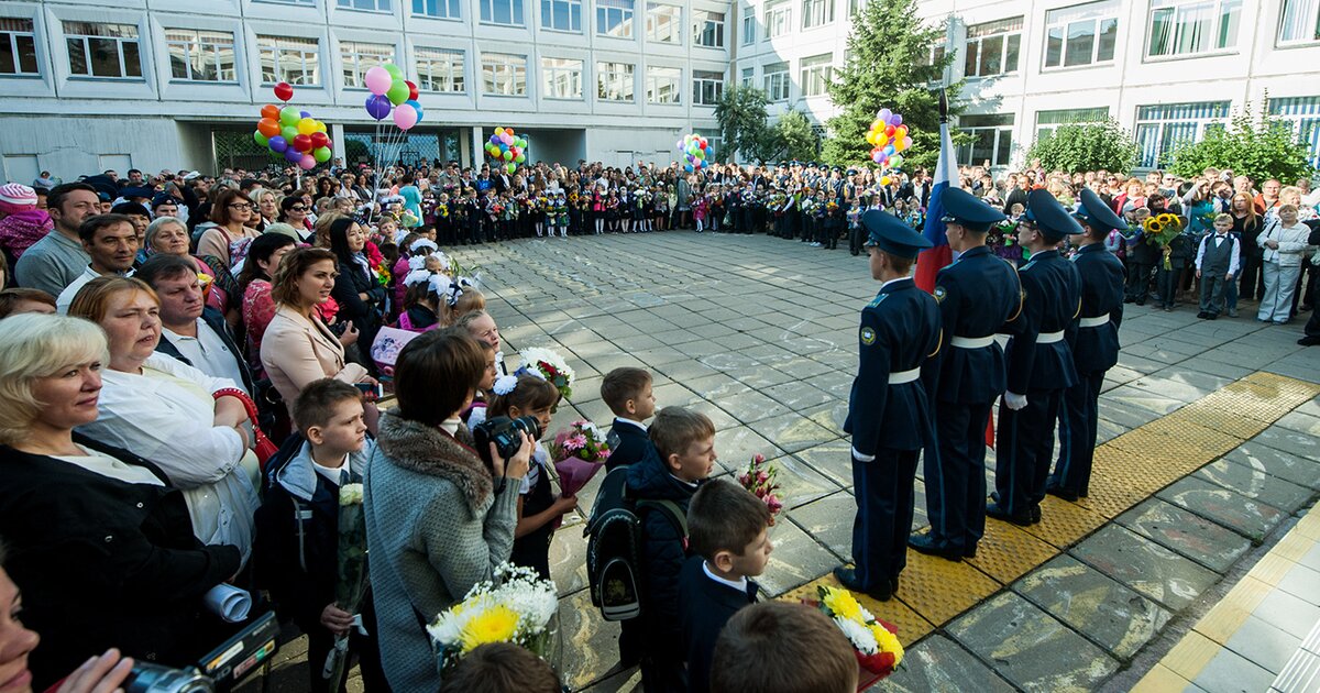 Школа формат. Школьная линейка 1 сентября в Москве. 1 Сентября Москва. Московская линейка в школе. Школьные линейки на первое сентября Москва.