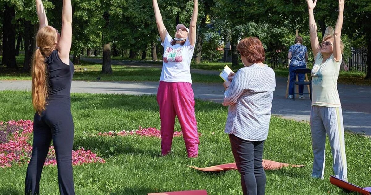 Московское долголетие ломоносовский. Йога в парке. Утренняя прогулка ЛФК. Йога в парке Горького. Московское долголетие Ясенево.