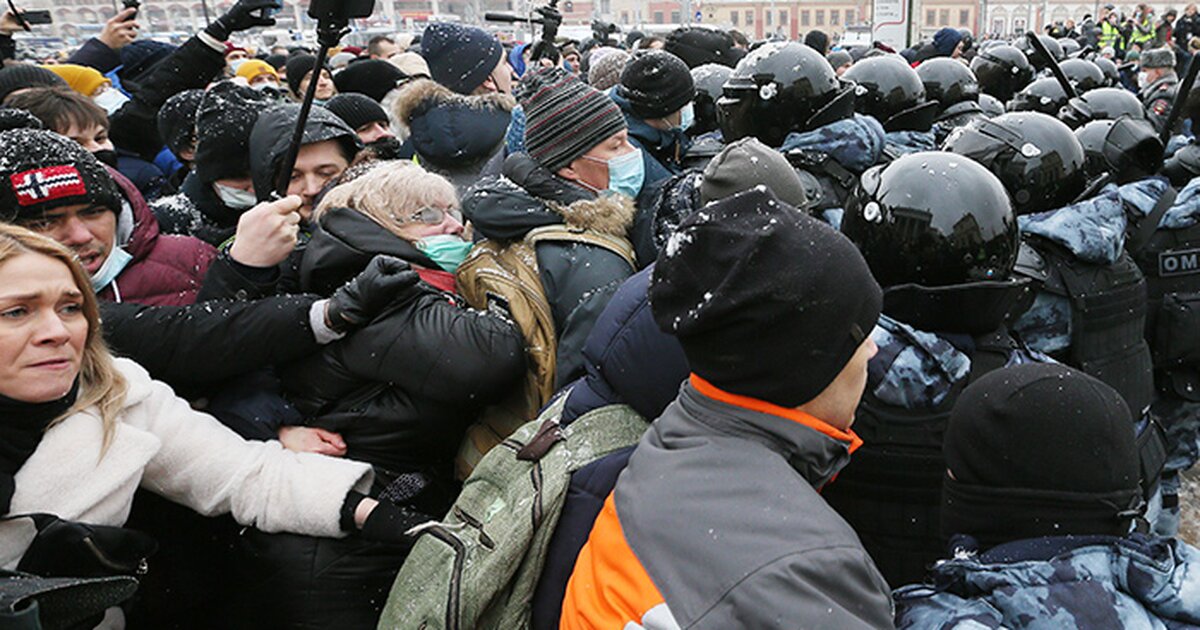 Люди вышли. Люди в Москве вышли на улицы. Народ вышел на улицу в Москве. Происшествие вгороле м. Москва вышла на улицы.