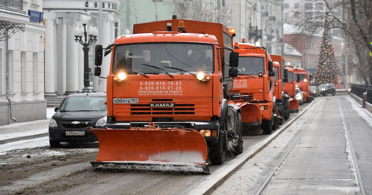 Куда убирают снег. Снегоуборочная техника в Москве. Колонна уборочной техники. Колонна снегоуборочной техники. Снегоуборочная техника городского хозяйствах.