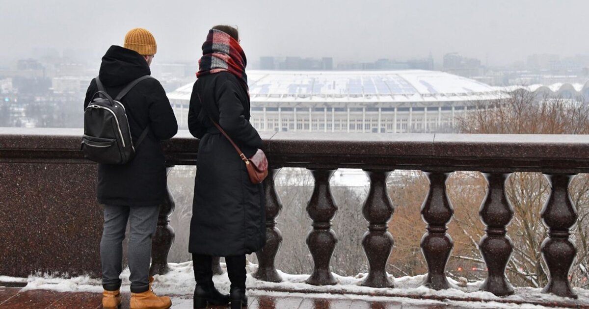 Стоят последние теплые дни. Горожане зимой. До плюс 10 хорошо тепло. Москва тепло зима. Теплая зима в Москве.