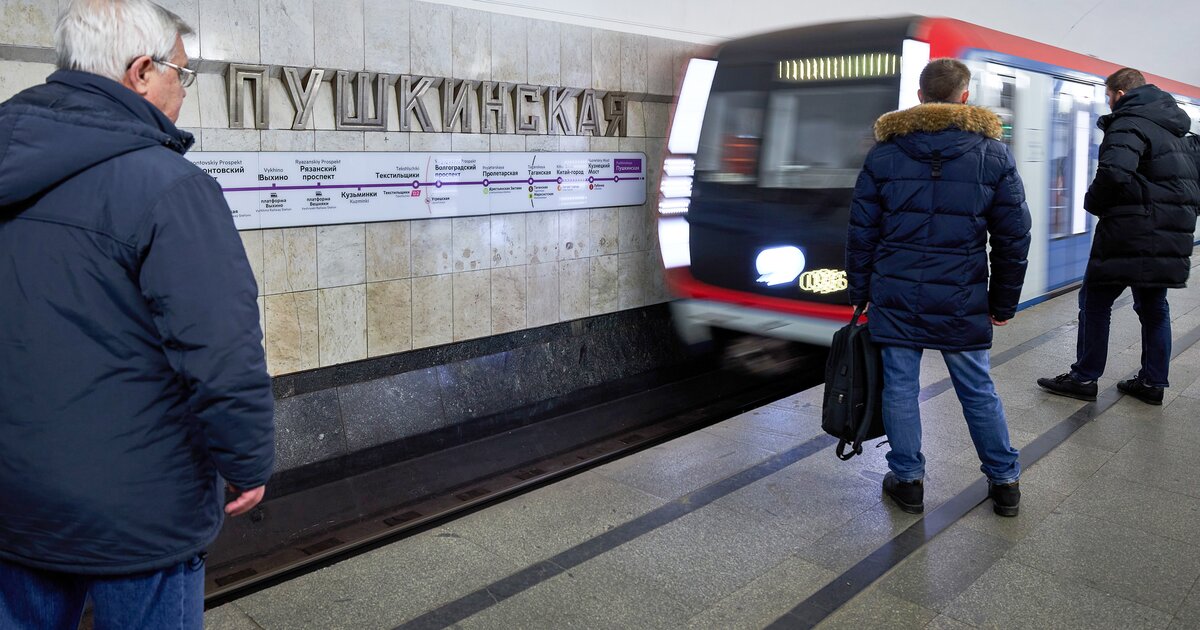 Метро работает. Тверская Пушкинская Чеховская. Пушкинская площадь в Москве станция метро. Метро Тверская Чеховская Пушкинская. Метро Пушкинская метро Чеховская.