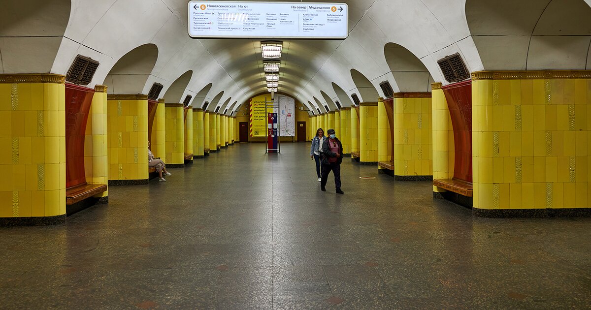 Metro открыт. Метро в поле. Станция Новослободская после реконструкции. Станция метро Рижская. Станция метро Рижская после реконструкции.