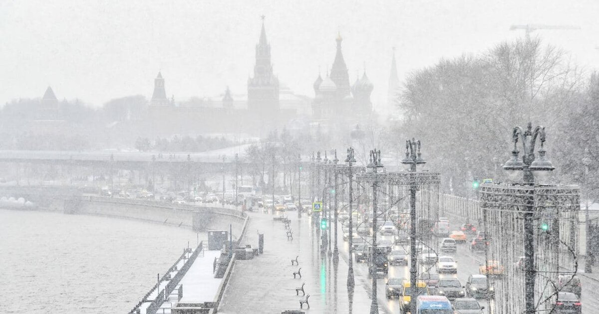 Синоптик москва. Фонарь центр Москвы снегопад. Сколько еще продлится зима в Москве. 6 Апреля в Москве 2021 погода фото. Москва 4 сентября 2021 погода фото.