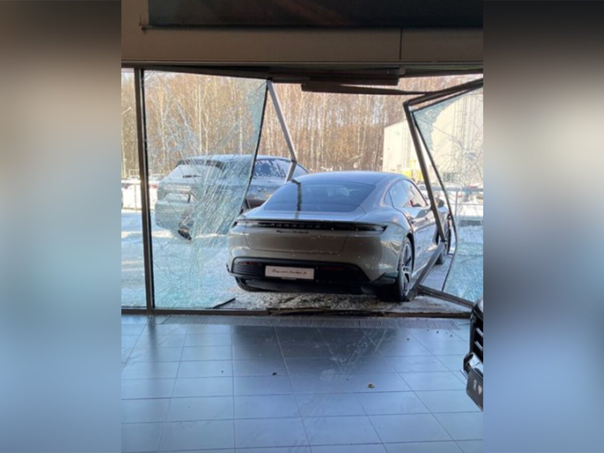 Блогер Литвин протаранил витрину автосалона на Porsche в Москве – Москва  24, 08.02.2021