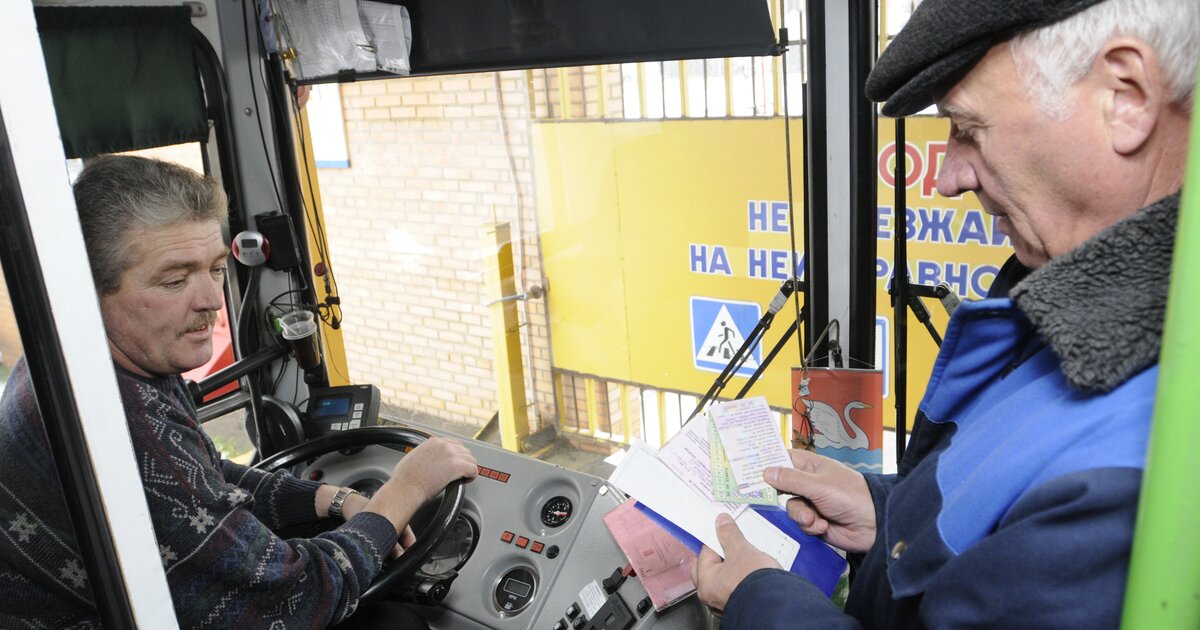 Водитель автобуса должен. Водитель автобуса Мосгортранс. Форма водителя автобуса Мосгортранс. Автобусы с мигрантами в Россию. Водитель автобуса Мосгортранс 2023.