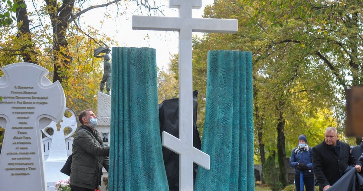 Памятник бондарчуку на новодевичьем кладбище фото