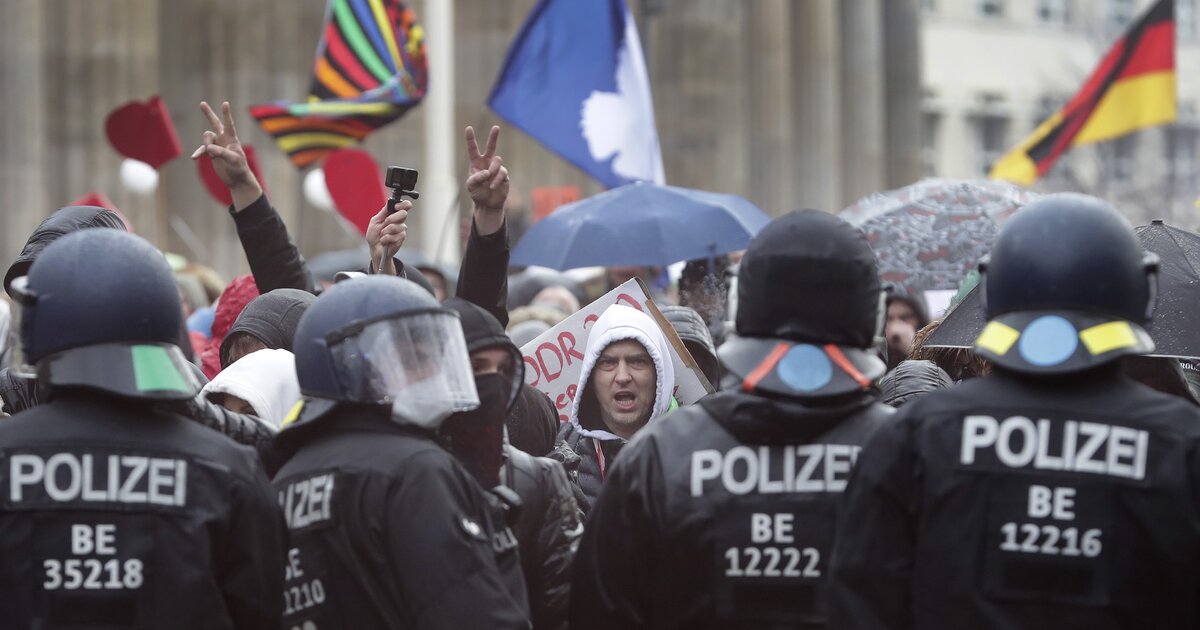 Берлин аресты. Протест девушек в Берлине. Protest virus Germany. Fascist protest. Берлин един и доволен собой.