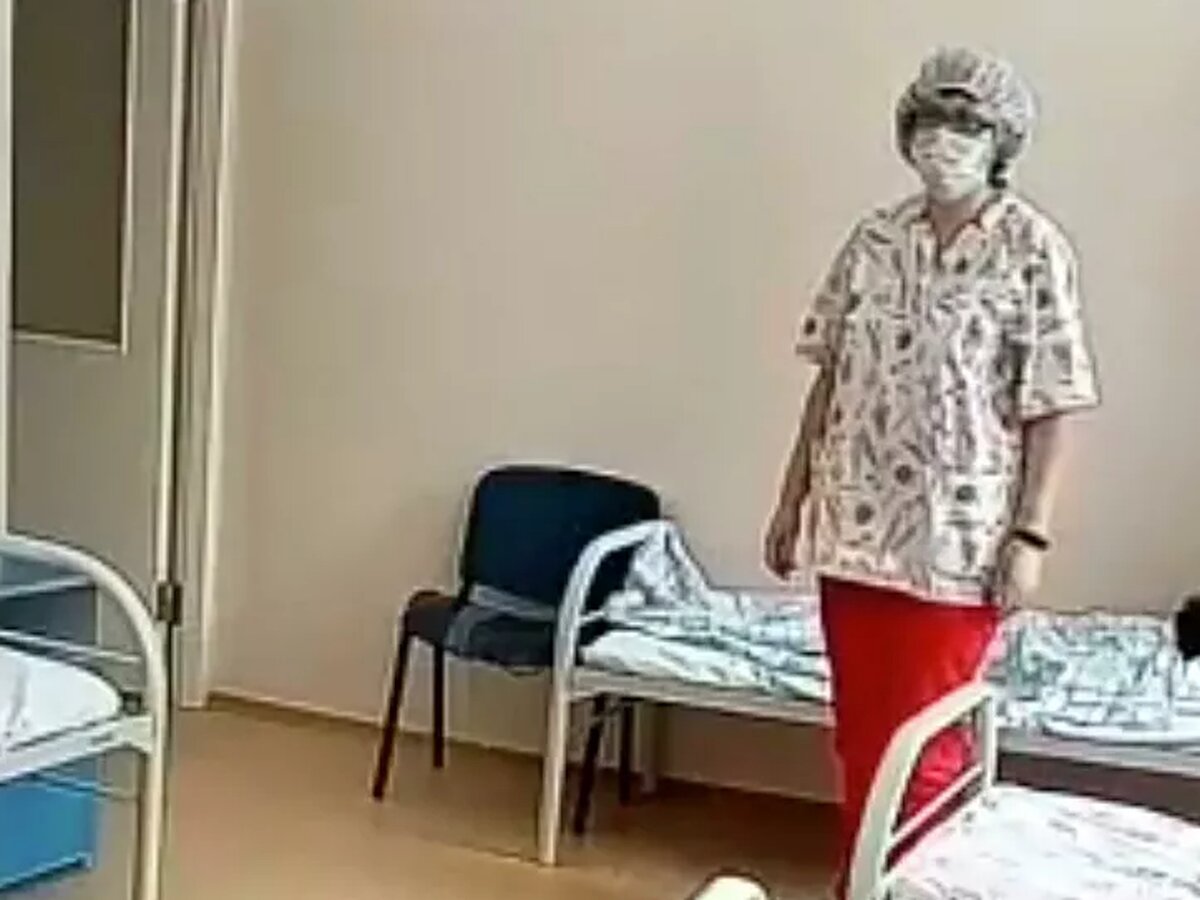 Медсестра таскает ребенка за волосы в Новосибирске
